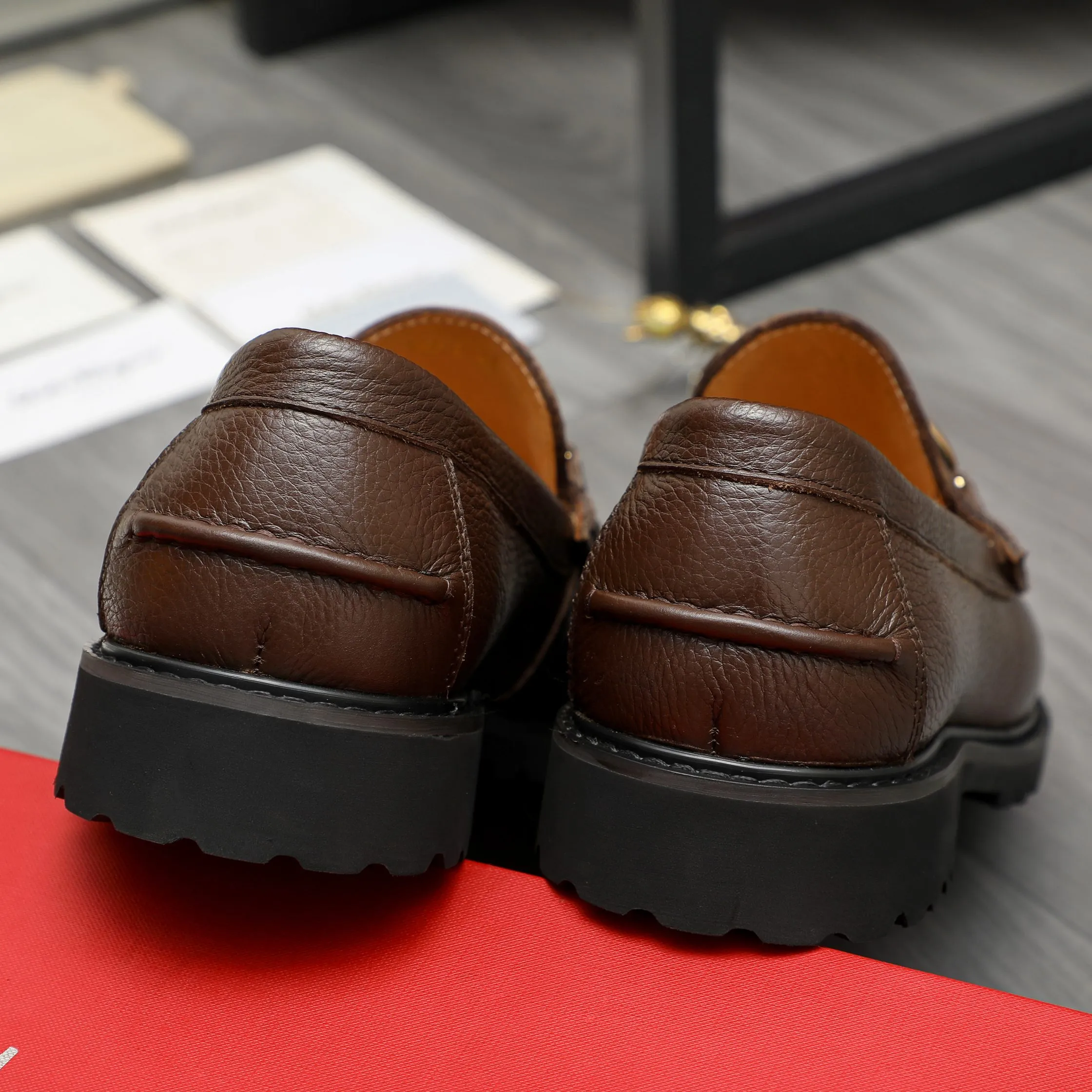 Men's shoes 💰442 Product trademark: Ferragamo "Ferragamo" business formal leather shoes Regular size: 38-46 (45.46 is custom-made and non-returnable) Product materials: Selected small pebbled cowhide upper, cowhide lining, non-slip rubber outsole